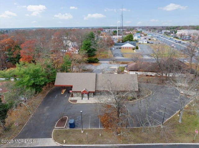 9 Wrangle Brook Road, Toms River, NJ 08755