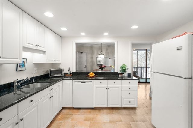 85 Grove St 203, Wellesley, MA 02482