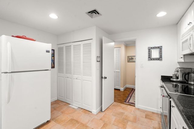 85 Grove St 203, Wellesley, MA 02482