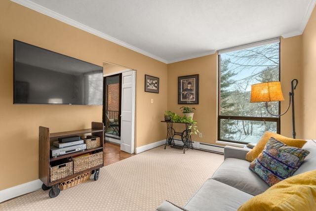 85 Grove St 203, Wellesley, MA 02482