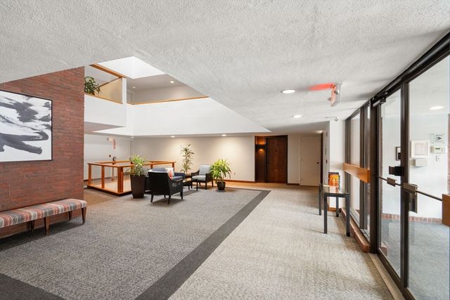 85 Grove St 203, Wellesley, MA 02482