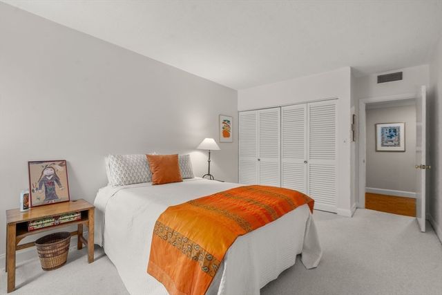 85 Grove St 203, Wellesley, MA 02482