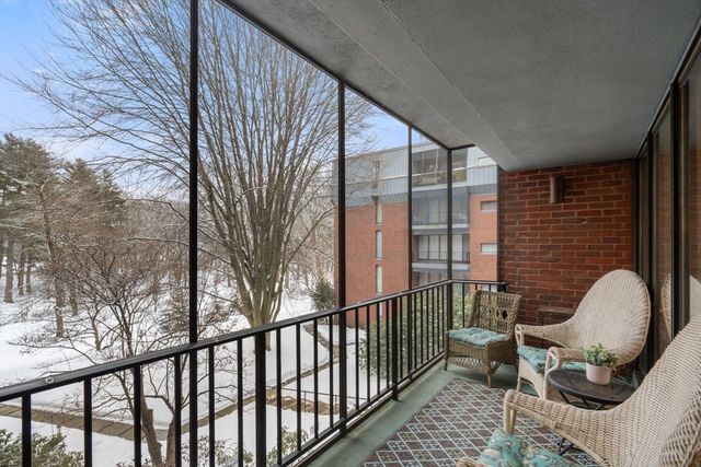 85 Grove St 203, Wellesley, MA 02482