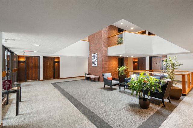 85 Grove St 203, Wellesley, MA 02482