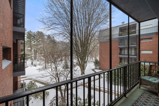 85 Grove St 203, Wellesley, MA 02482