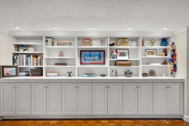 85 Grove St 203, Wellesley, MA 02482