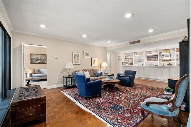 85 Grove St 203, Wellesley, MA 02482