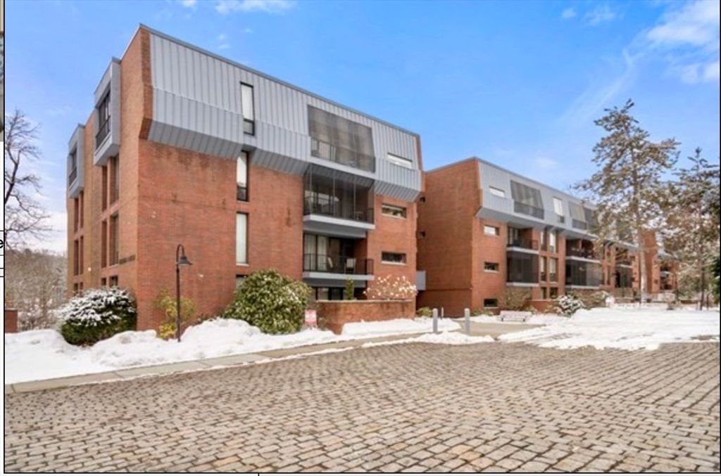 85 Grove St 203, Wellesley, MA 02482