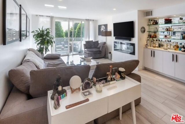 8535 W West Knoll Drive 212, West Hollywood, CA 90069