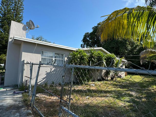 1624 BOARDMAN Avenue, West Palm Beach, FL 33407