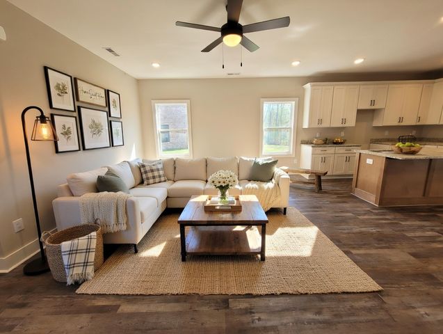 204 Sandalwood Way, Dickson, TN 37055