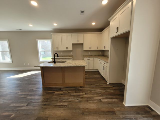204 Sandalwood Way, Dickson, TN 37055