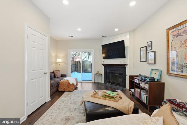 2114 WHISPERWOOD GLEN LN, Reston, VA 20191