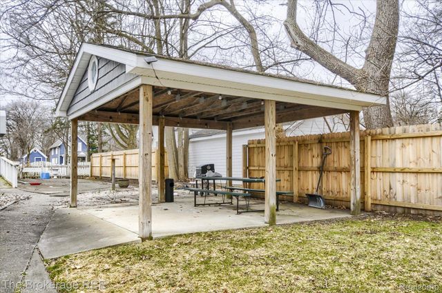 700 S ADELAIDE Street, Fenton, MI 48430