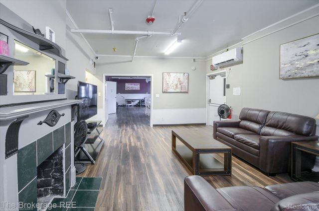 700 S ADELAIDE Street, Fenton, MI 48430