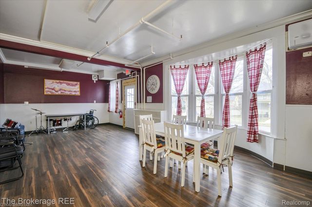 700 S ADELAIDE Street, Fenton, MI 48430