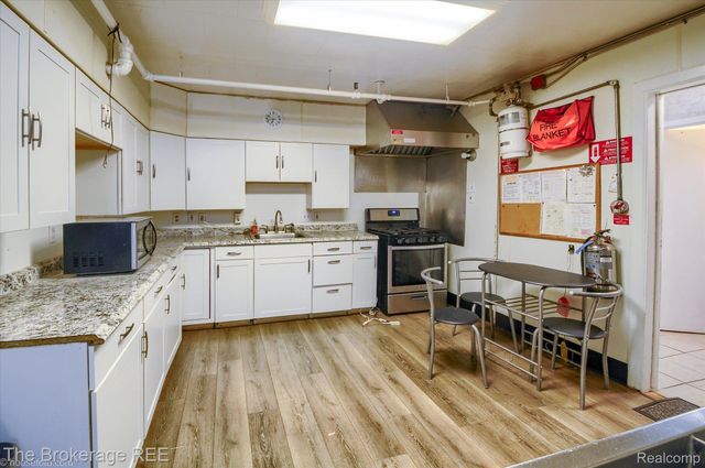 700 S ADELAIDE Street, Fenton, MI 48430