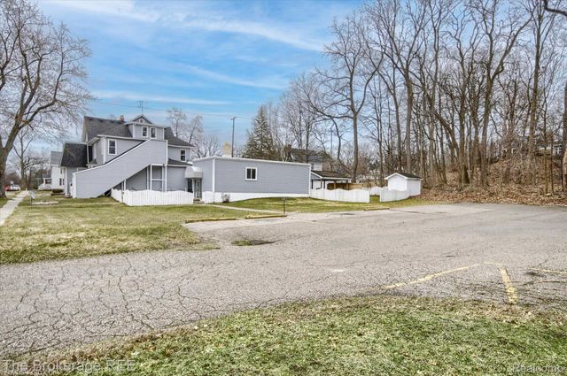 700 S ADELAIDE Street, Fenton, MI 48430