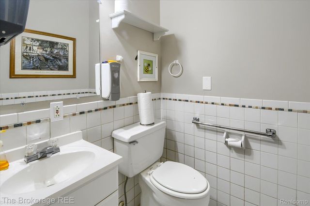 700 S ADELAIDE Street, Fenton, MI 48430