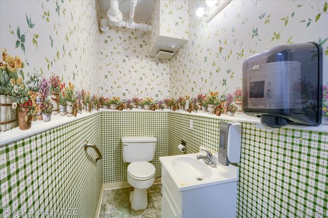 700 S ADELAIDE Street, Fenton, MI 48430