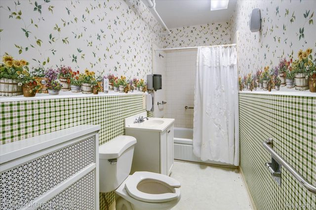 700 S ADELAIDE Street, Fenton, MI 48430