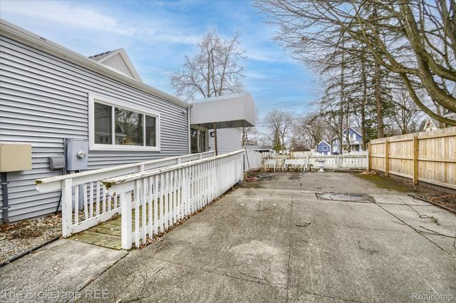 700 S ADELAIDE Street, Fenton, MI 48430