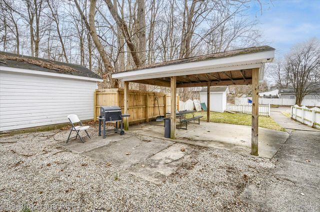 700 S ADELAIDE Street, Fenton, MI 48430