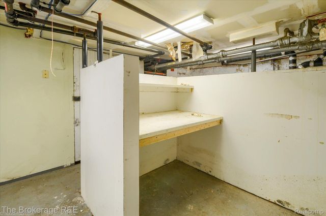 700 S ADELAIDE Street, Fenton, MI 48430