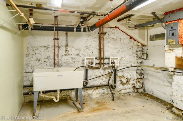 700 S ADELAIDE Street, Fenton, MI 48430