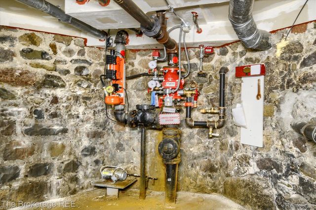 700 S ADELAIDE Street, Fenton, MI 48430