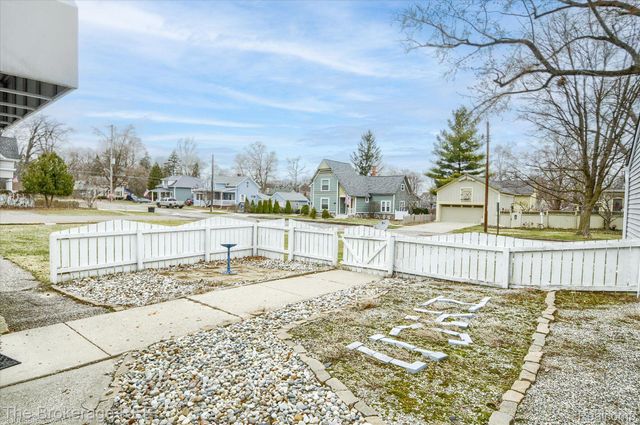 700 S ADELAIDE Street, Fenton, MI 48430