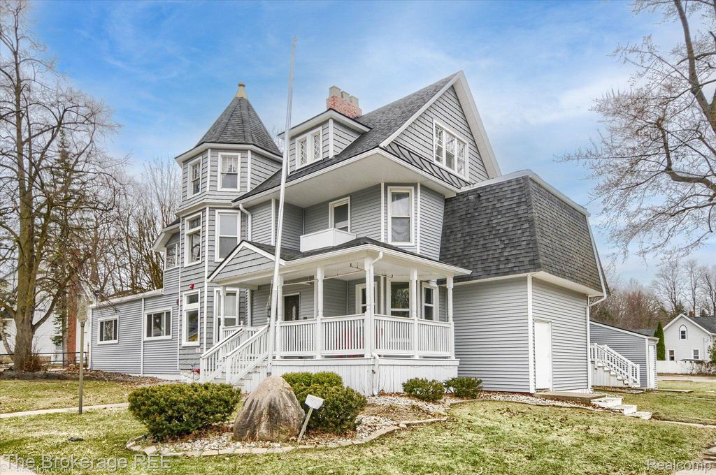 700 S ADELAIDE Street, Fenton, MI 48430