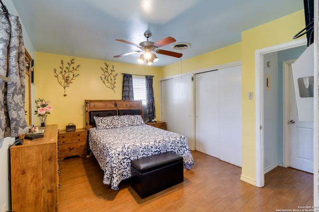4422 Bikini Dr, San Antonio, TX 78218