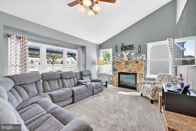 1233 COBBLESTONE DR, Quakertown, PA 18951