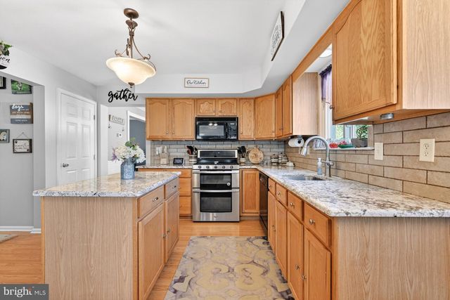 1233 COBBLESTONE DR, Quakertown, PA 18951