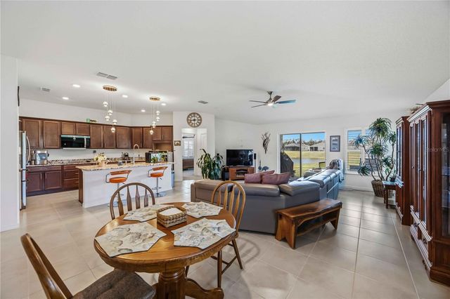 3576 74TH AVENUE CIRCLE E, Sarasota, FL 34243