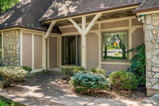 4408 NW Normandy Lane, Kansas City, MO 64116