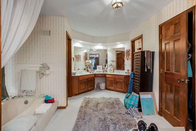 4408 NW Normandy Lane, Kansas City, MO 64116