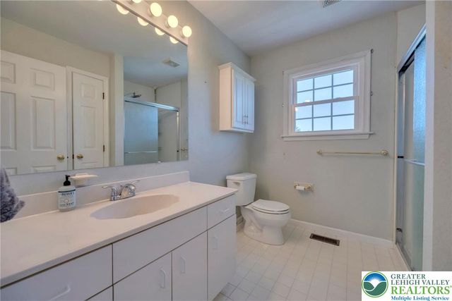 315 Hillview Drive, Lower Nazareth Twp, PA 18064