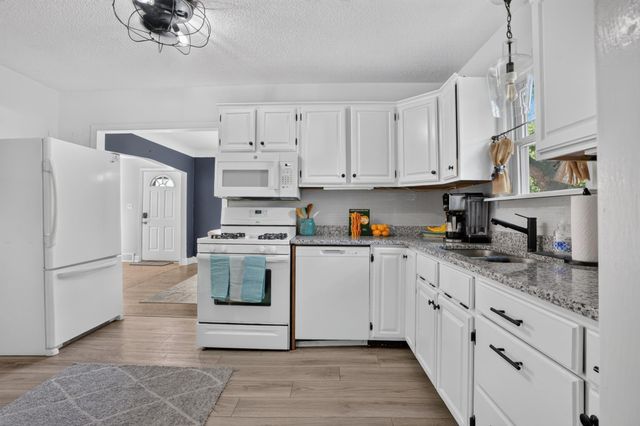 1700 Howard Street N, Maplewood, MN 55109