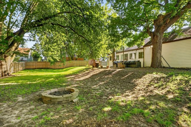 1700 Howard Street N, Maplewood, MN 55109