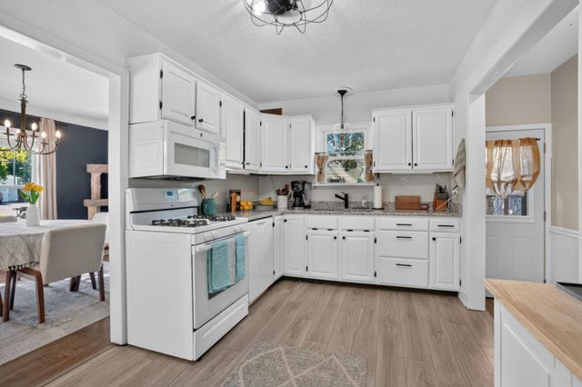 1700 Howard Street N, Maplewood, MN 55109