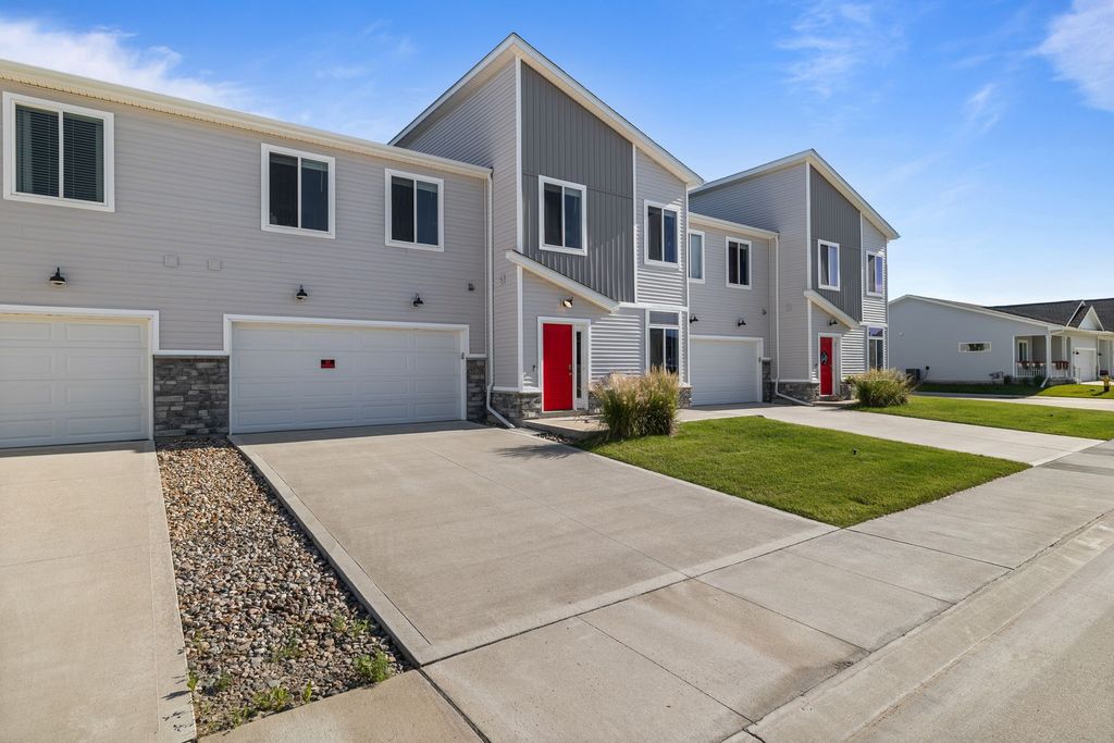 9570 Crestview Drive, West Des Moines, IA 50266