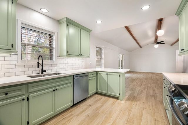 416 Southern Oaks Drive, Lake Jackson, TX 77566