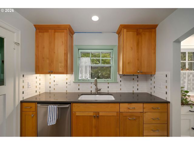 3705 Ne SHAVER St, Portland, OR 97212