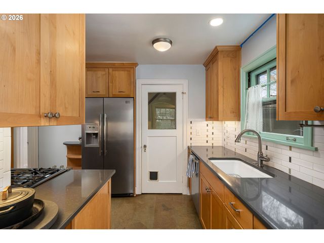 3705 Ne SHAVER St, Portland, OR 97212