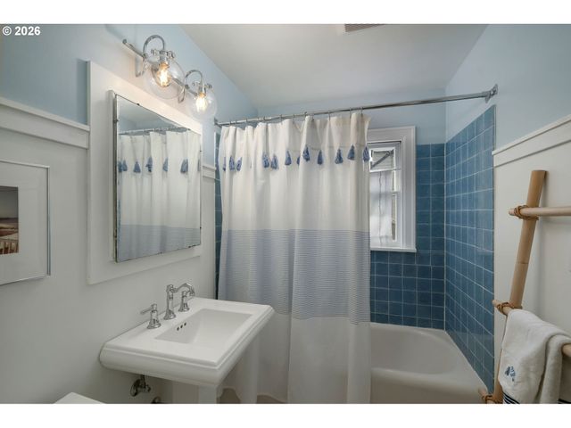 3705 Ne SHAVER St, Portland, OR 97212