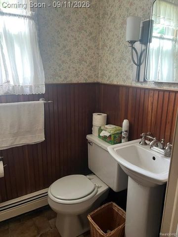 819 W Shiawassee Avenue, Fenton, MI 48430