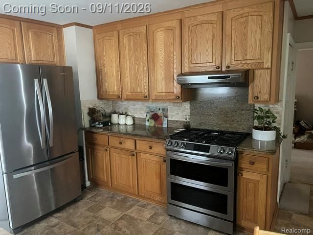 819 W Shiawassee Avenue, Fenton, MI 48430