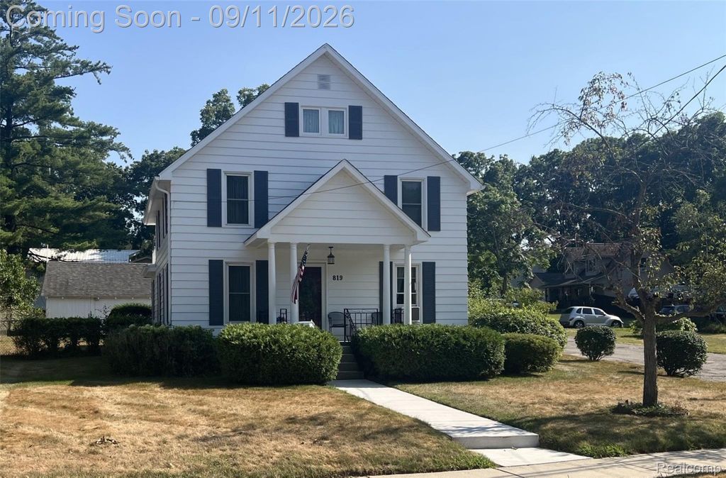 819 W Shiawassee Avenue, Fenton, MI 48430